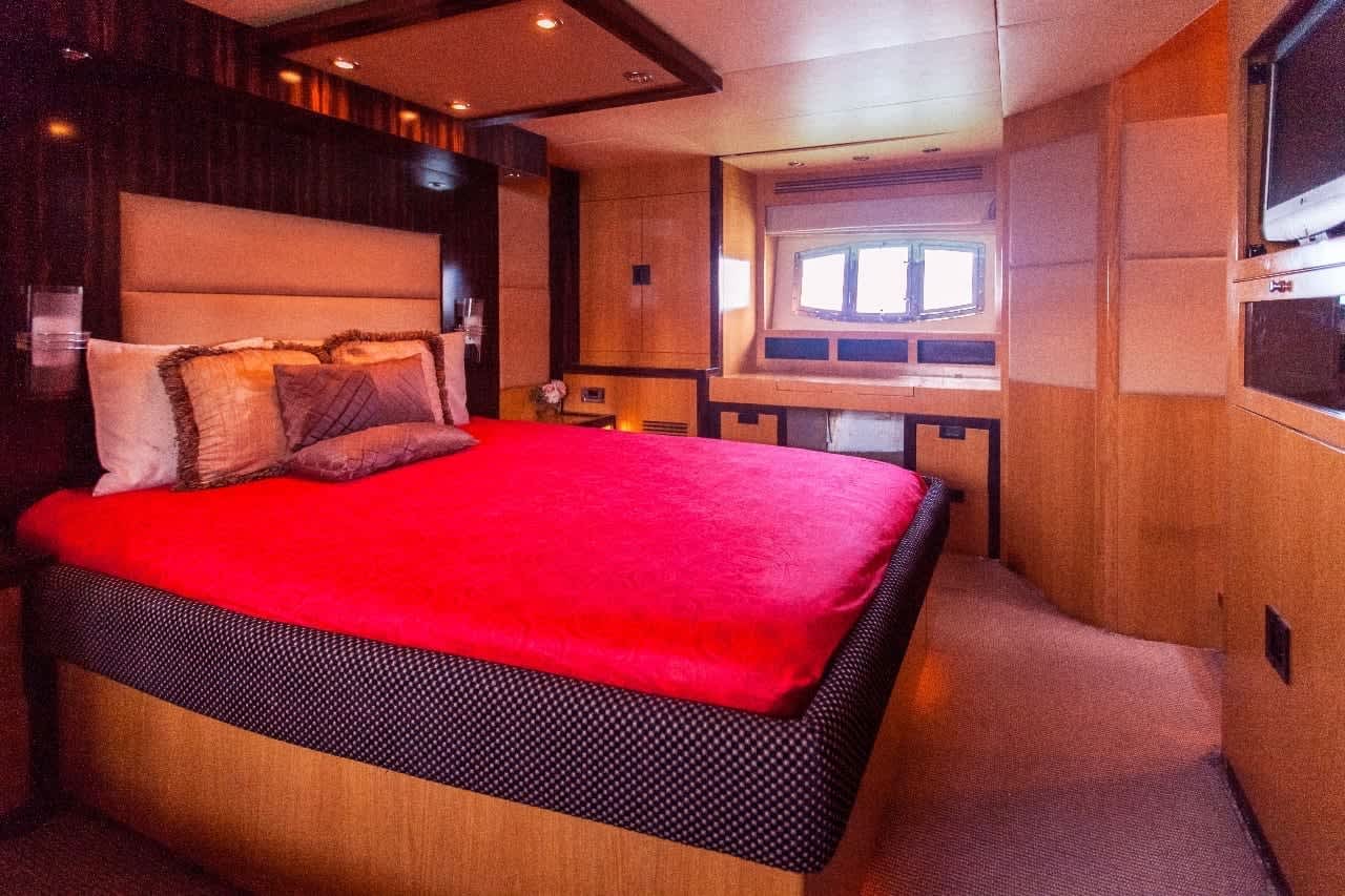55 feet yacht for rent in dubai
