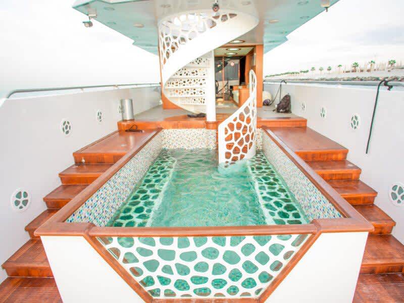 88 feet yacht for rent in dubai